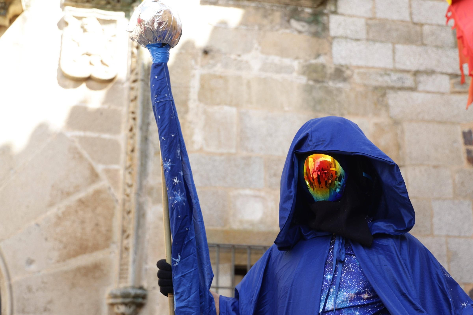 Las imágenes de este domingo de Womad en Cáceres: el pasacalles pone el broche final