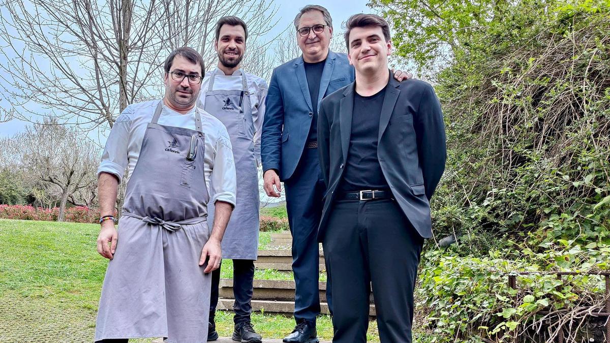 Jordi, Adrià, Joan y Martí Juncà, en el restaurante Ca L'Enric.