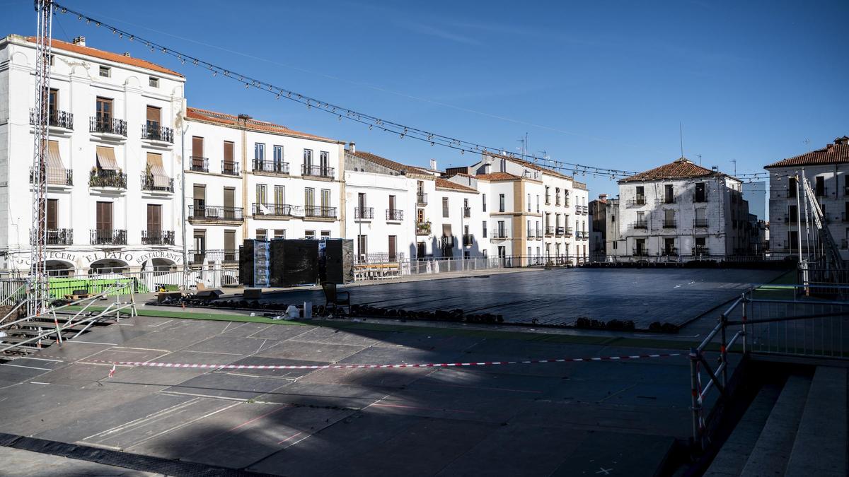 La pista de hielo de la plaza Mayor de Cáceres, que no estará lista a tiempo para el encendido navideño.