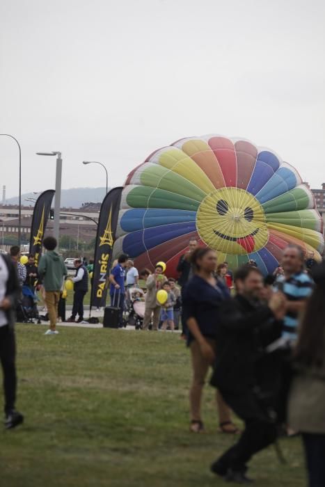 Salida de la regata de globos aerostáticos desde el "solarón", en Gijón.