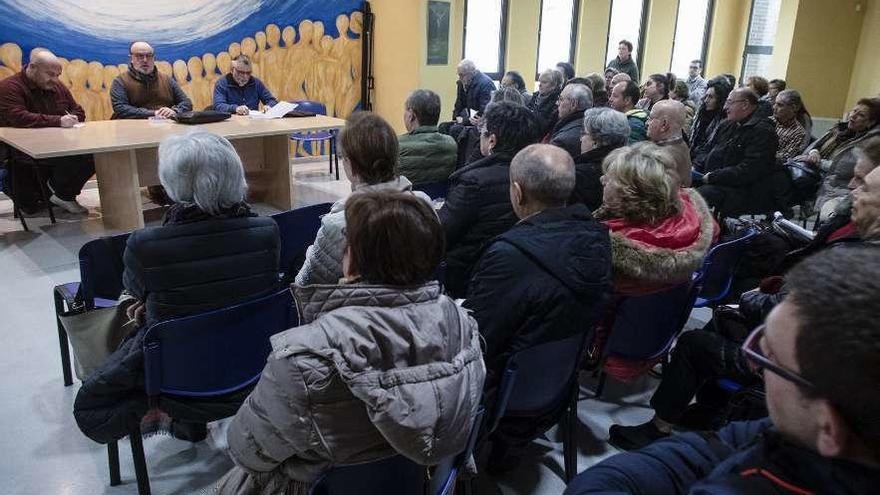 En la mesa, José Viña (párroco de San Juan de Ávila), Vicente Pañeda y Jesús Emilio Menéndez, ayer, durante el encuentro con los consejos pastorales de Avilés y de Pravia.