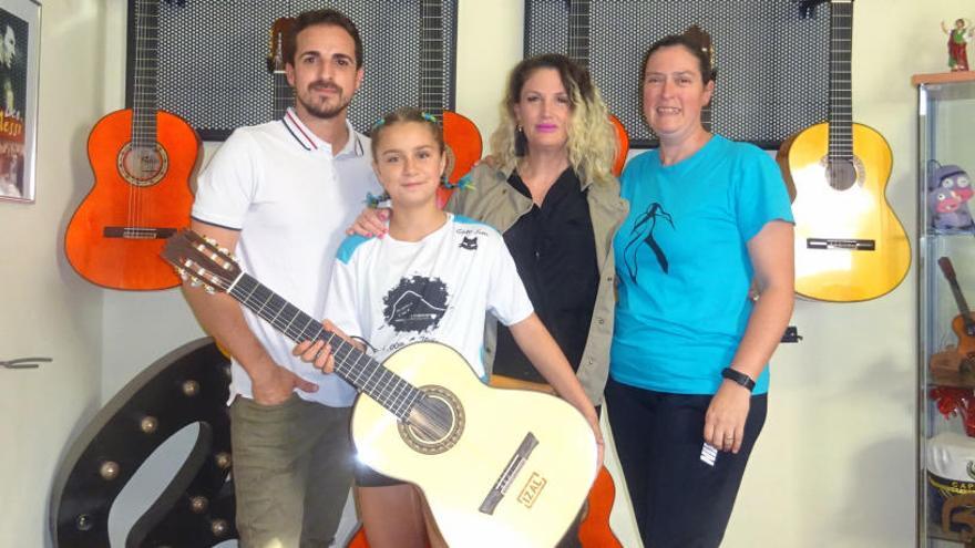 La firma de Gata de las guitarras de las estrellas se suma a la lucha contra el cáncer