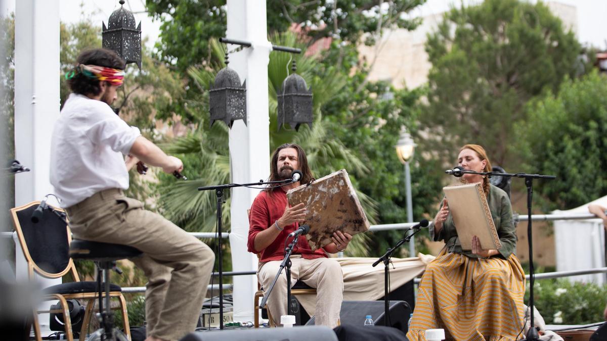 Cibrán. Davide y Fansy (de izquierda a derecha) actuando los jardines Jnan Sbile de Fez