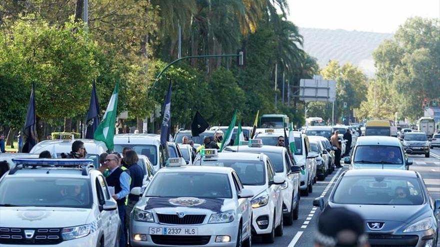 La Junta plantea el precio cerrado y viajes compartidos en los taxis