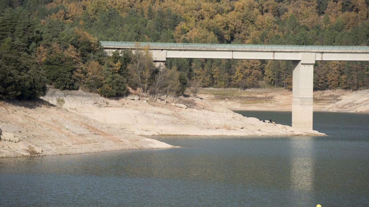 El nivell d’aigua a la Baells i la Llosa està un terç per sota d’ara fa un any | ARXIU/MIREIA ARSO