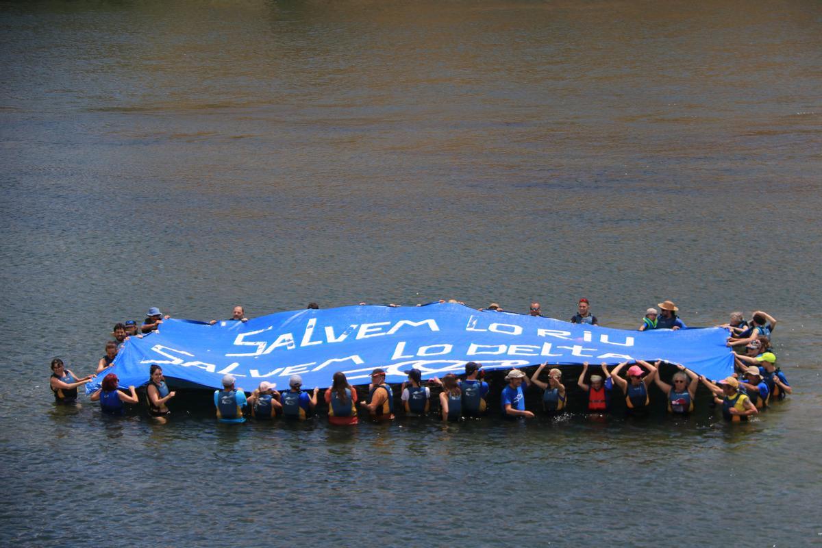 «No volem que el delta de l’Ebre sigui un nou Doñana»: veïns es manifesten en defensa del riu