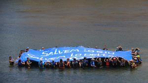 Pancarta en defensa del río Ebro y el delta. 