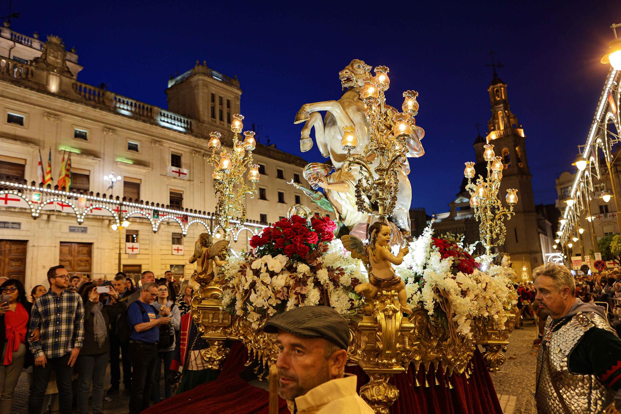 La solemne procesión marca el ecuador de la Trilogía en Alcoy