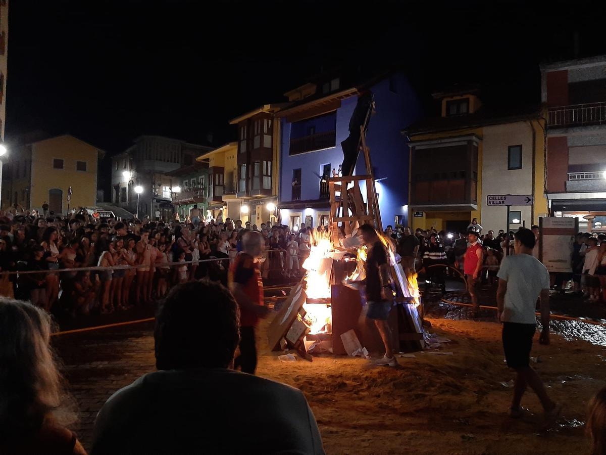 Los solteros plantan el álamo por San Juan en la Pola