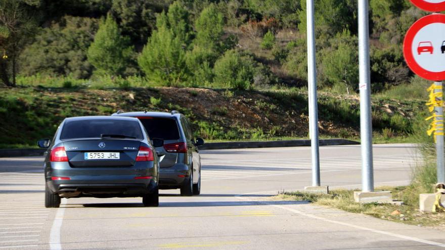 Els vehicles amb els que el president Quim Torra ha sortit de la presó de Figueres després de visitar Dolors Bassa.