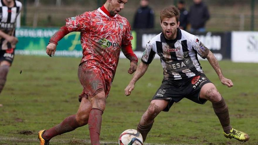 Álex presiona a un futbolista del Guijuelo la semana pasada en Les Caleyes.