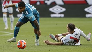 El Betis sella el sexto puesto en Vallecas con un empate agridulce que desvanece las opciones de Champions (2-2)