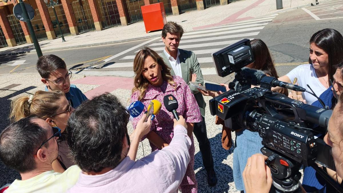 La alcaldesa de Zaragoza, Natalia Chueca, atiende a los medios este jueves frente a la plaza de toros.