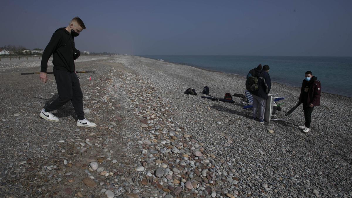 Vecinos, en la playa de Corinto, hace unos días