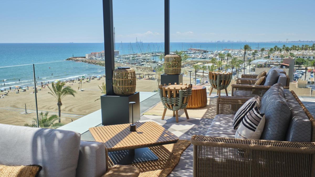 Terraza con vistas al mar en Estimar Marina Farnals, en la Pobla de Farnals.