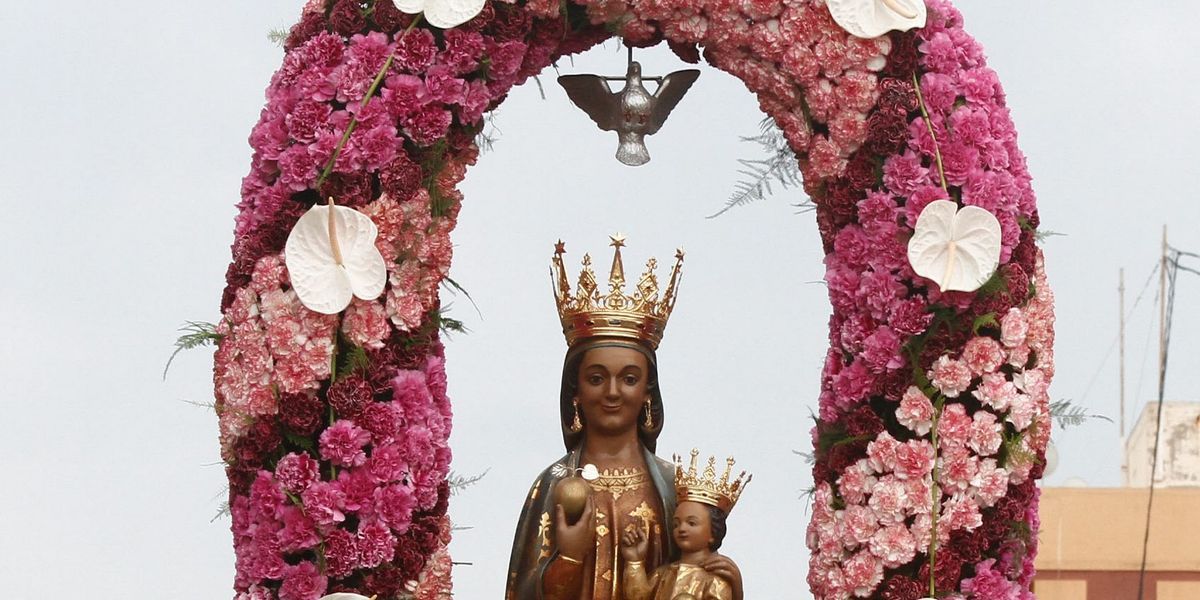 Imagen de archivo de la paloma que se coloca en lo alto del arco de flores que decora la peana procesional de la patrona de Vila-real.