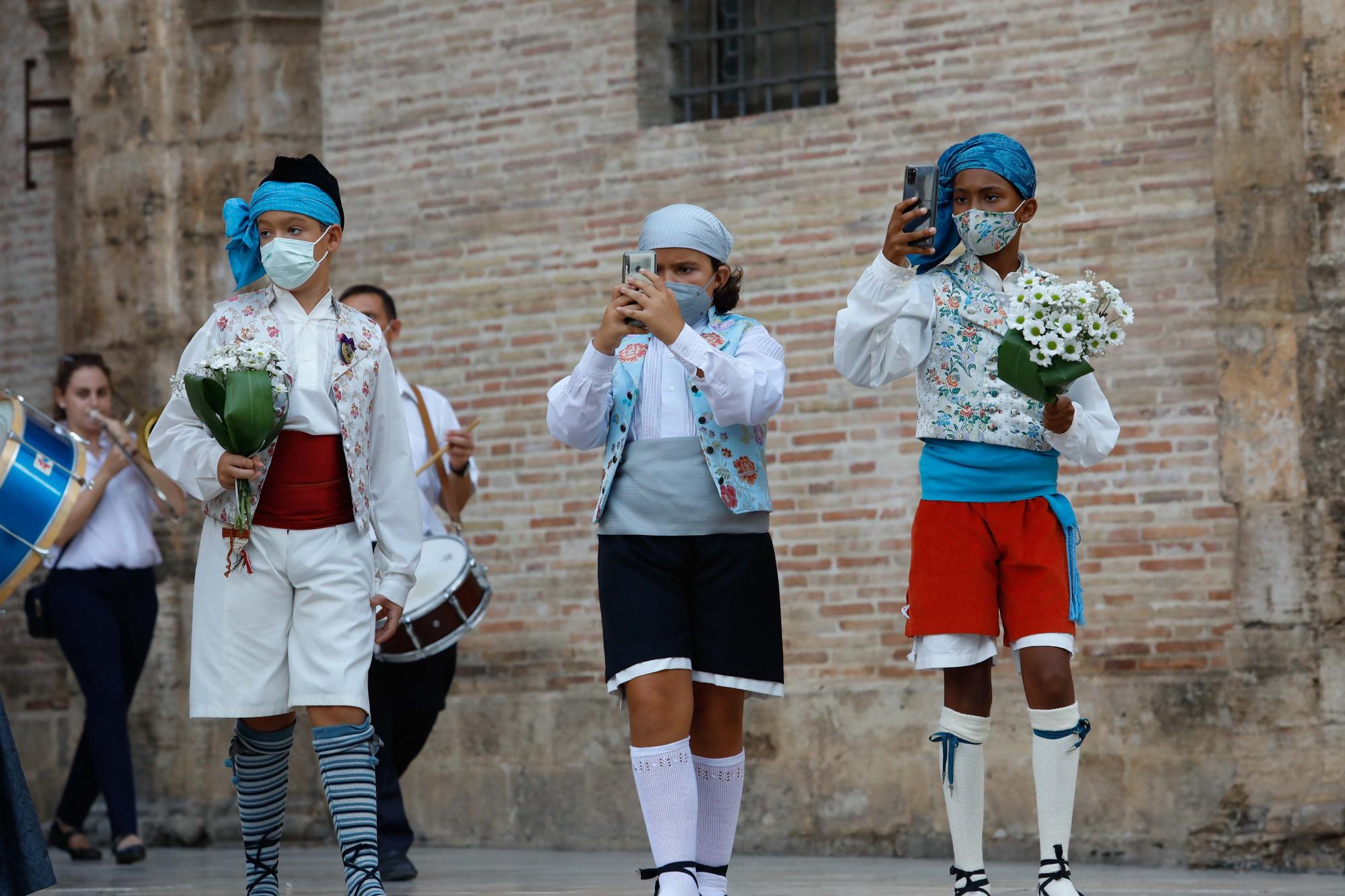 Búscate en el segundo día de Ofrenda por la calle del Mar (entre las 18.00 y las 19.00 horas).