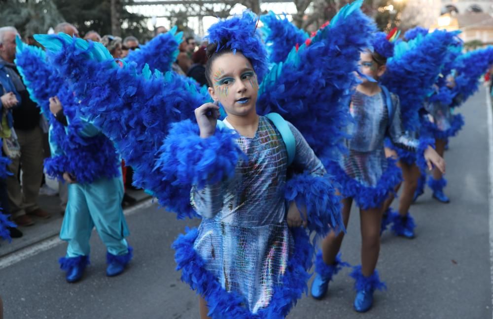 Redondela llena de colores sus calles // R. Grobas