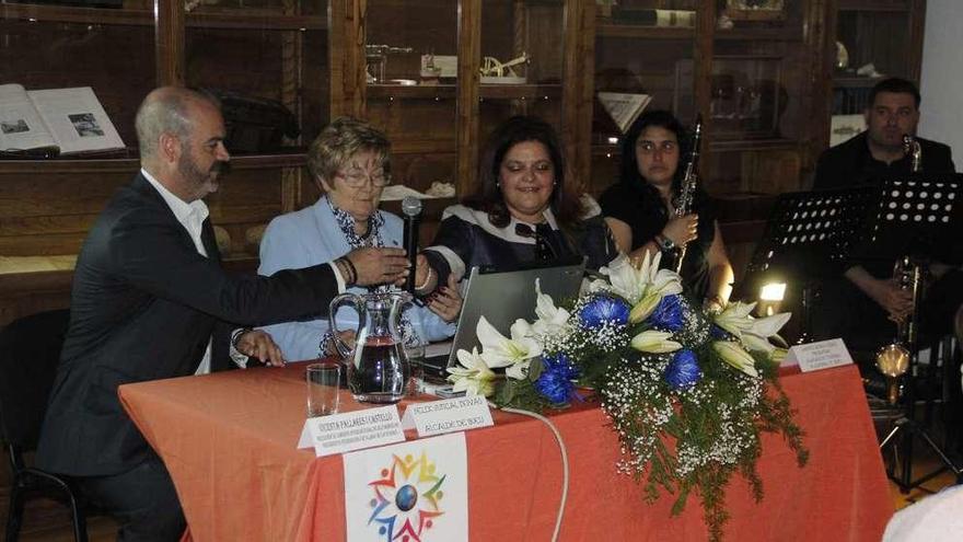 Visita de Ana Pastor y Alfonso Rueda a la exposición en la Sala Domínguez Búa. // Santos Álvarez