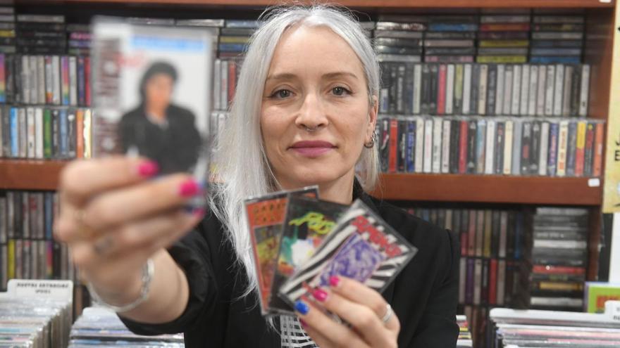Sandra Ramallo de La Galleta con el casete de grandes éxitos de Michael Jackson . | | CARLOS PARDELLAS