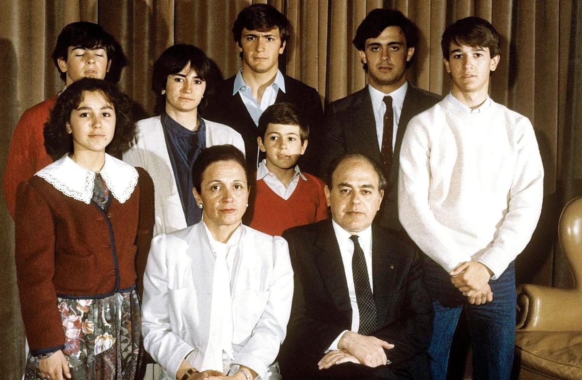 El president de la Generalitat Jordi Pujol posa con su esposa Marta Ferrusola y sus siete hijos: Mireia, Oriol (ojos cerrados), Marta, Josep (camisa azul), Oleguer (el mas pequeño), Jordi (con corbata) y Pere, en 1986.