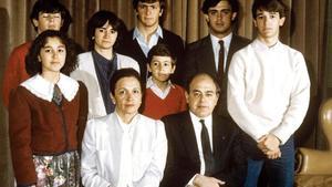 El president de la Generalitat Jordi Pujol posa con su esposa Marta Ferrusola y sus siete hijos: Mireia, Oriol (ojos cerrados), Marta, Josep (camisa azul), Oleguer (el mas pequeño), Jordi (con corbata) y Pere, en 1986.