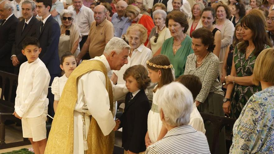 El Corpus Christi de Somió luce en todo su esplendor con una misa y procesión oficiada por Kike Figaredo: "Estamos muy contentos de que nos acompañe
