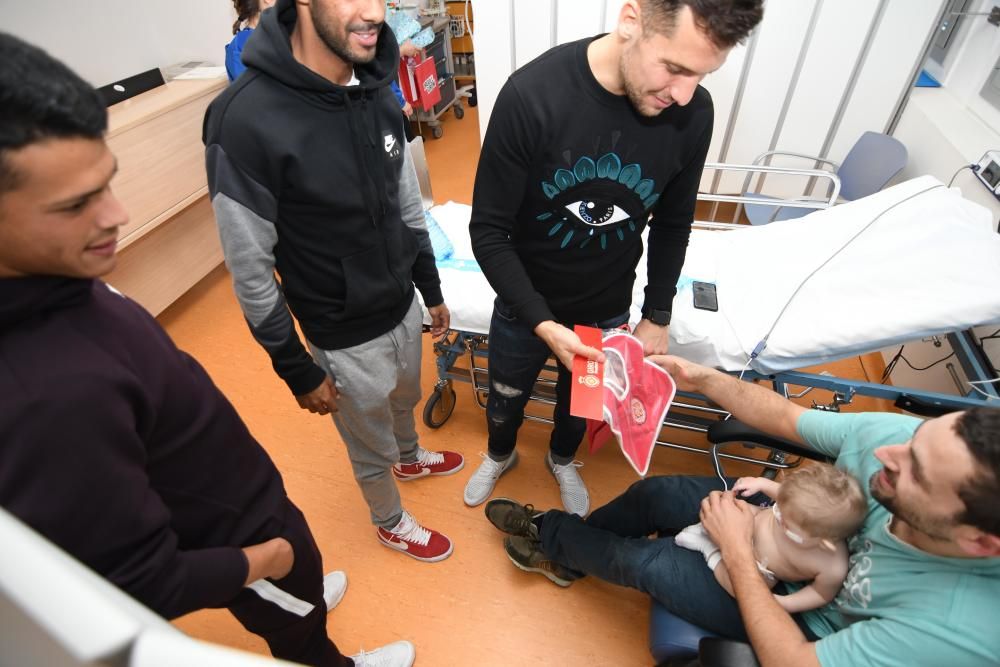 Visita del Girona FC als nens a l'hospital