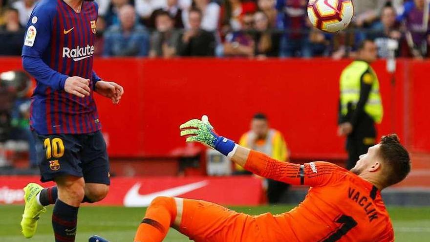 Messi levanta el balón por encima de vaclík en el tercer gol azulgrana.