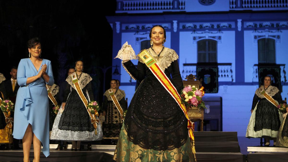 La reina de las fiestas 2022 de les Alqueries, Anna Ros, saluda al público.