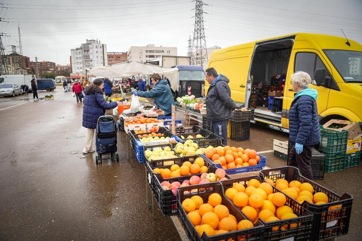 El puesto de Nazaret García, sin toldo para protegerse de la lluvia