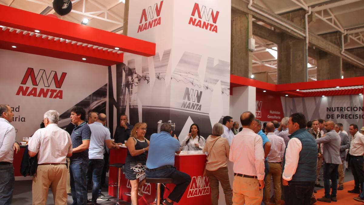 Estand de Nanta en la Feria de Zafra, repleto de profesionales del campo.