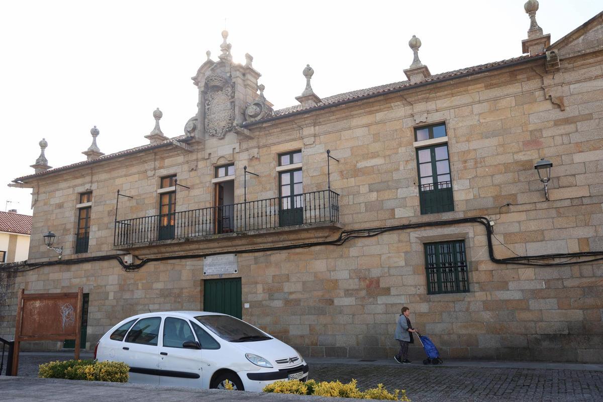 Fachada del antiguo asilo de Cambados.