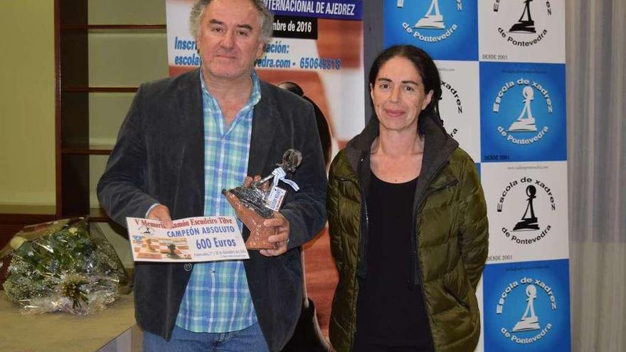 Aleksa Strovic posa con el premio conseguido en Pontevedra con Anxos Riveiro. // Rafa Vázquez