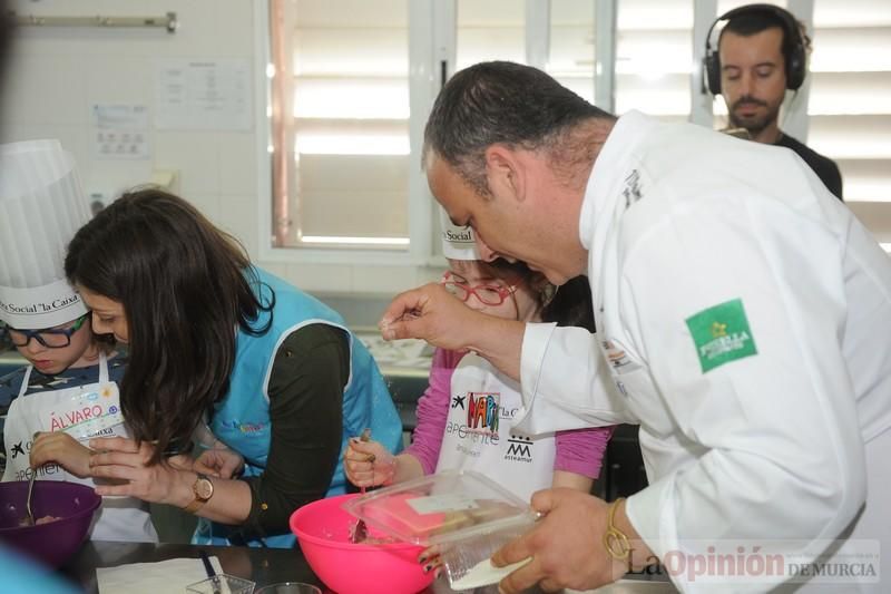 El chef Ángel León imparte en Murcia un taller de cocina para niños con autismo