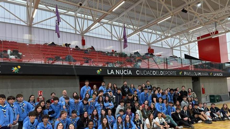 120 scouts participaron en la “Torxa Esculta 2026” en La Nucía