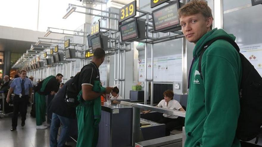 Mindaugas Kuzminskas posa para La Opinión de Málaga antes de emprender ayer el viaje hasta Moscú. Entre los expedicionarios viajó Germán Gabriel, que podría reaparecer.