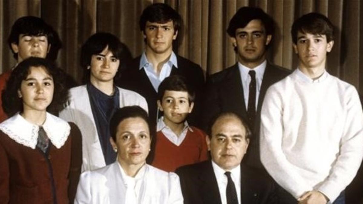 Jordi Pujol y Marta Ferrusola posan junto a sus hijos.