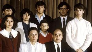 Jordi Pujol y Marta Ferrusola posan junto a sus hijos.