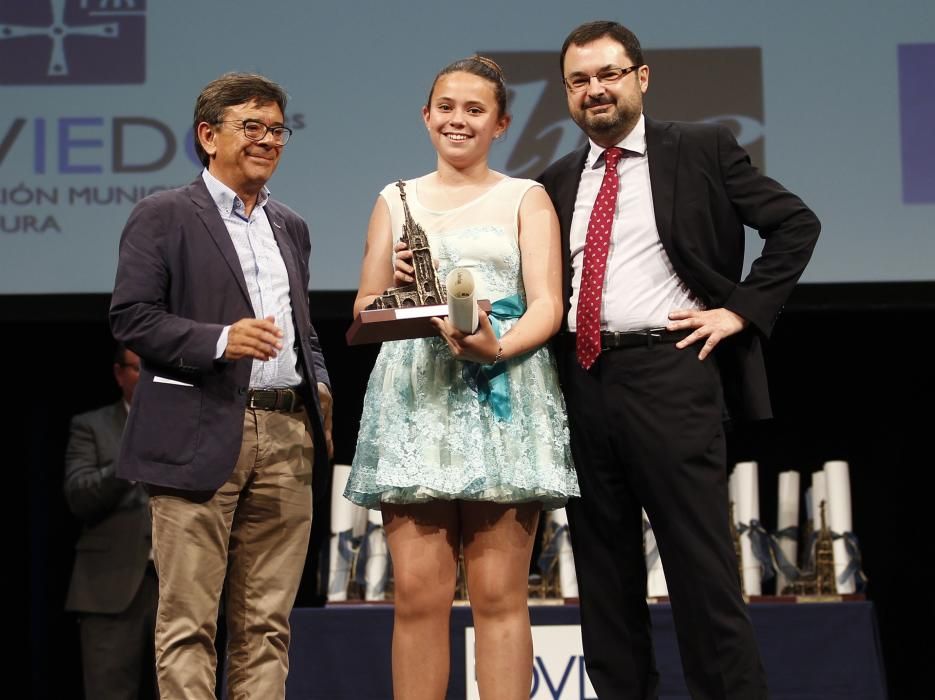 Ceremonia de entrega de los premios del XXIV concurso y muestra del Folclore Ciudad de Oviedo