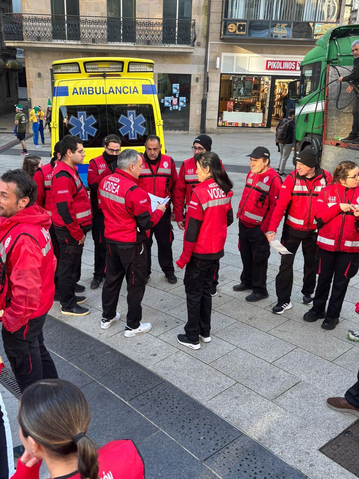 Voluntarios de Vodea planean cómo se van a distribuir