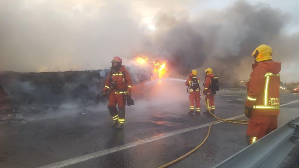 Los bomberos sofocan las llamas del camión que ha ardido en la A-7, a la altura de Picassent.