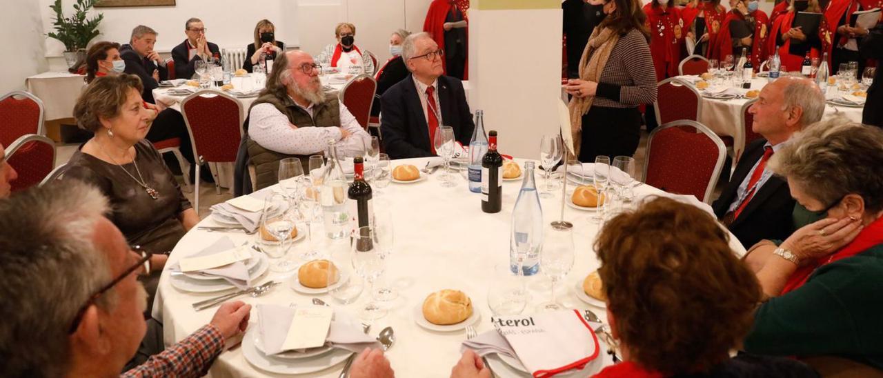 Un momento del almuerzo de hermandad para celebrar el aniversario. En la mesa presidencial, de pie, la concejala Yolanda Alonso se dirige a los asistentes.