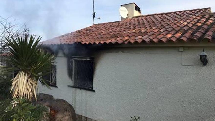 Un incendi crema la primera planta d&#039;una casa de Lloret