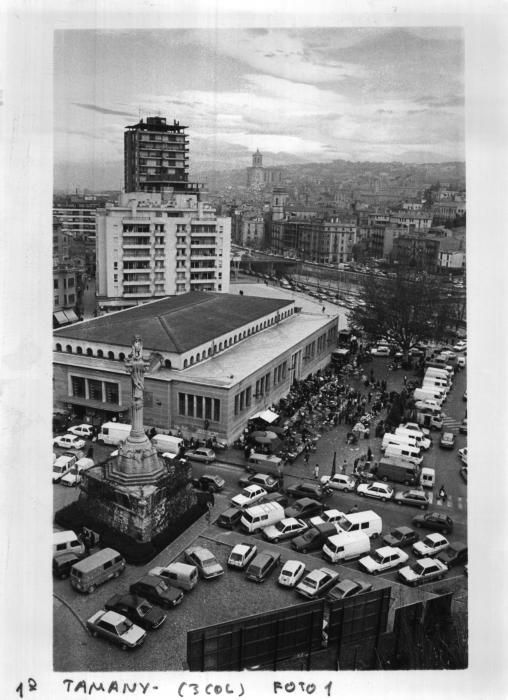 Quan els cotxes podien aparcar a la plaça. Imatge dels anys 80