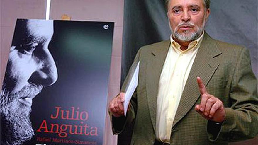 Julio Anguita ingresa en el hospital de Cádiz tras sufrir una angina de pecho