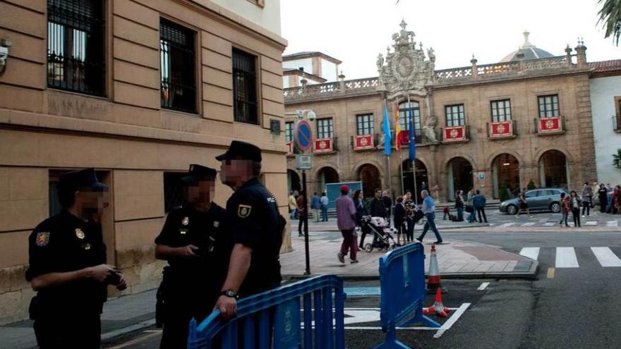 Agentes de la unidad de intervención, ante el hotel Reconquista.