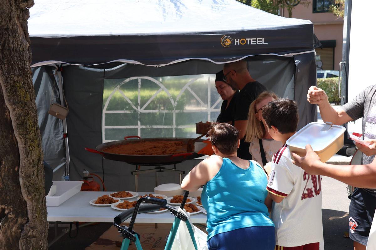 Los vecinos de Los Bloques degustan un arroz a la zamorana en las fiestas
