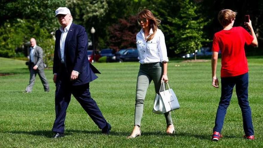 Trump, Melania y el hijo de ambos, ayer, en la Casa Blanca. // Reuters
