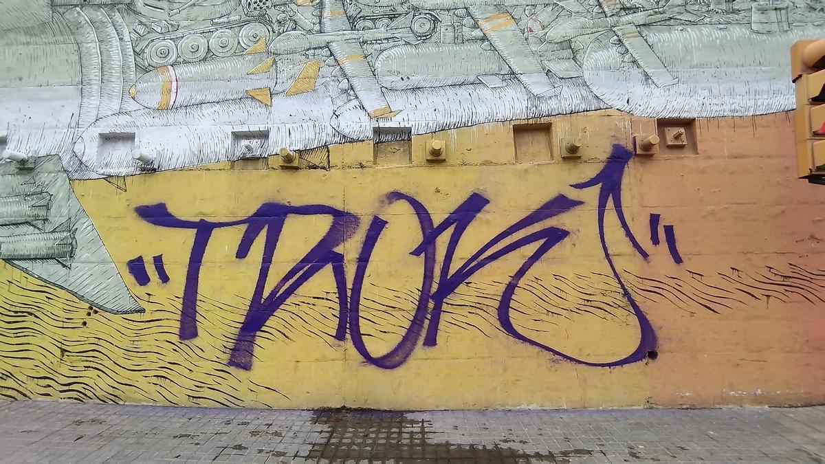 Detalle de uno de los 'tags' que han aparecido en el mural de los tiburones del Carmel, en Barcelona.